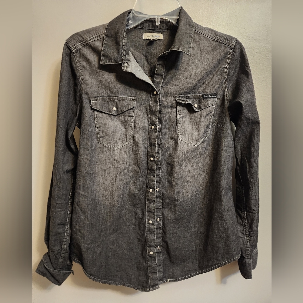 Calvin Klein button up gray top. Size small.